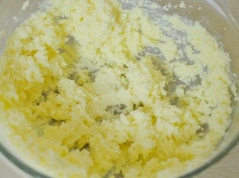 step1: 用電動打蛋器先打發牛油至淡黃色，乳霜狀，然後下糖拌勻