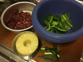 step1: 牛柳切薄片, 菠蘿隔水切件, 蔥切段, 青椒洗淨切件去籽備用
