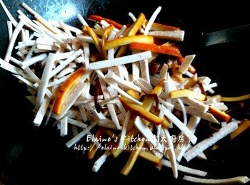 step7: 原鑊爆香冬菇絲 , 豆乾條有香味後 , 加入芋頭條及木耳絲拌勻