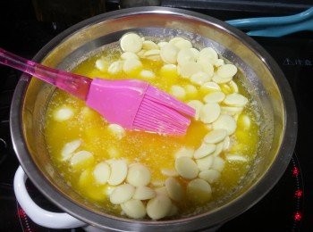 step2: 再將牛油溶液與白朱古力隔水坐溶拌勻