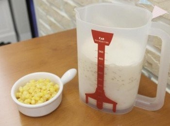 step2: 將玉米罐頭打開後先挖起1-2大匙的玉米粒備用!!! 另外準備一個容器倒入剩下的玉米粒.鮮奶.鮮奶油及吐司碎塊~~