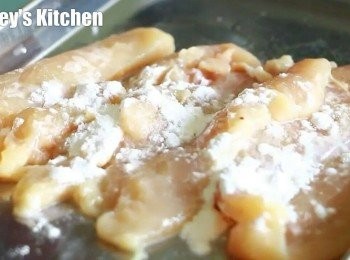 step3: 雞柳中間切開成薄片, 加入醃料拌勻