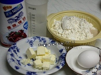 step1: 所有<span class="group_1">食材</span>量秤好，奶油先收進冰箱備用
酵母粉和鹽請分開來放置
避免兩者相互接觸而影響麵糰發酵