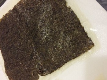 step1: 將圓型腐皮剪出三張同紫菜大少少的腐皮。