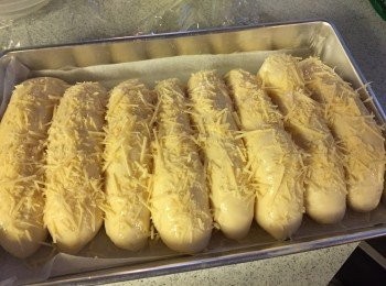 step9: 早上拿出回溫45分鐘, 預熱焗爐180度, 塗上蛋液及灑上芝士碎