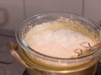 step5: 篩入麵粉，用最低速打圈打至無乾粉為止，時間大約10-20秒就足夠，千萬不要過度打發