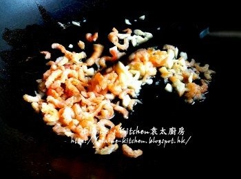 step5: 燒紅鑊 , 先爆香蒜粒及蝦米
