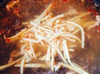 step3: 加入辣豆瓣醬、胡椒粉、鹽和糖。放入冬筍絲和豆腐絲，如喜歡稠一點可適量加入生粉水勾芡。