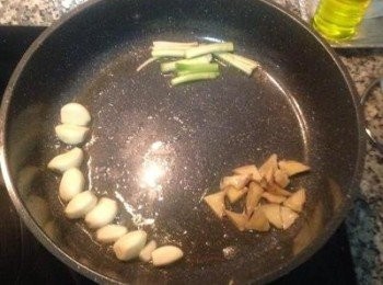step2: 鍋中下少許香油和沙拉油將蒜、薑片、蔥白下鍋爆香。