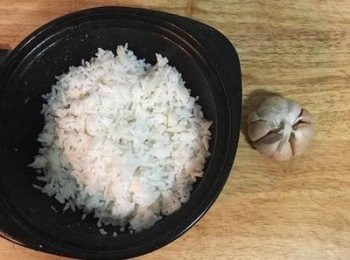 step1: 冷飯捏鬆，蒜頭洗乾淨。