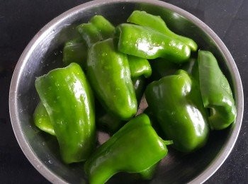 step4: 將辣椒清洗去籽後，隔乾水份備用