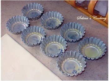 step4: 撻模掃上牛油溶液(方便焗後取岀萄撻)，放入酥皮後放入雪櫃雪10-15分鐘；