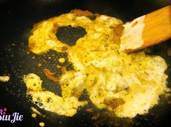 step5: 椰漿分四次加入，每一次椰漿與青咖哩醬混合才再加入。