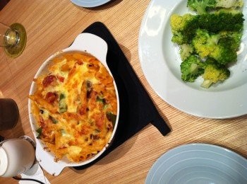 step1: 洋蔥、青椒切成2公分寬條狀，香腸切片備用。