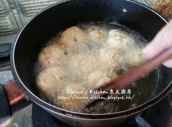 step5: 燒紅鑊 , 將鯪魚球放入用筷子拌勻防黏埋一團 , 用慢火炸至浮面及微黃色