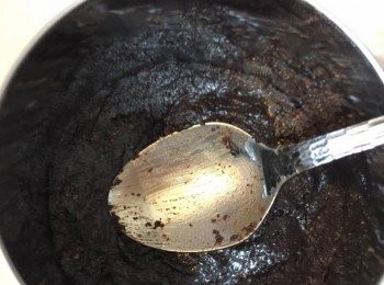 step2: 混合好既牛油曲奇倒入模具內用羹壓平，然後放入雪櫃約20分鐘