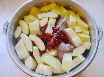 step2: *青木瓜切塊，枸杞洗淨。 *材料放入電鍋內鍋，水加至八分滿。 *放２小匙鹽巴，１大匙米酒。