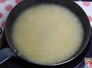 step1: 水煮開，一邊煮一邊把味噌融化於水中