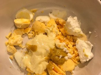 step3: 再把介辣醬,日本沙律醬加到蛋黃的湯碗內, 再用電動攪拌器把所有材料打成creamy 滑身, 大約5秒鐘便可. 然後加入調味