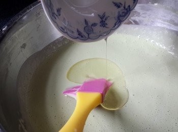 step6: 倒入葵花籽油，拌勻