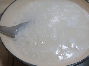 step1: 煮滾熱水倒入白飯.