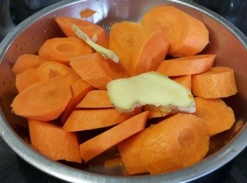 step1: 將甘荀清洗去皮後切件