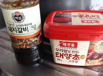 step1: 將<a href="https://bit.ly/3zHU5V3" target="_blank" data-keyword="雞翼" class="guide-link"><strong>雞翼</strong></a> <span style="display:inline-block;vertical-align:middle;margin-top:-3px;color:initial;border-radius:3px;padding:2px 3px;font-size:12px;line-height:14px;background:#87d300;color:#fff;">即買</span> 、洋蔥及所有<span class="group_2">醃料</span>拌勻，醃1小時。再將<a href="https://bit.ly/3zHU5V3" target="_blank" data-keyword="雞翼" class="guide-link"><strong>雞翼</strong></a> <span style="display:inline-block;vertical-align:middle;margin-top:-3px;color:initial;border-radius:3px;padding:2px 3px;font-size:12px;line-height:14px;background:#87d300;color:#fff;">即買</span> 、洋蔥及醃汁都倒入電飯煲內，按著開始按鈕。