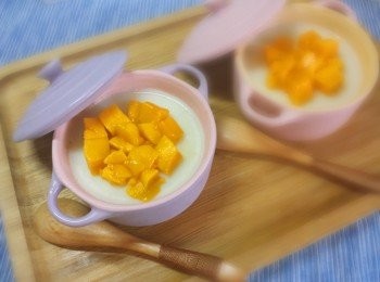 step4: 將芒果粒放在已凝固的奶凍上即可享用。