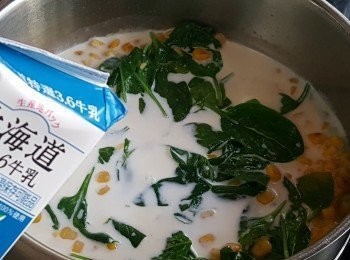 step3: 將牛奶加入，拌勻。