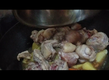 step4: 加入雞件炆至熟透，調味，轉大火收汁，加入九層塔略炒，即可上碟。
Add chicken.  Keep cooking until the chicken is done.  Add seasonings & basil.  Now it's done!