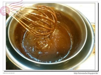 step6: 把朱古力牛油混合物加入蛋中, 拌勻。