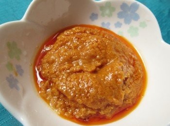 step3: 然后在加入材料 <span class="group_3">B</span> 再翻炒，搅拌的方式， 炒香浓至辣油渗出。