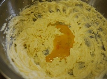 step6: 打發後雞蛋液也分次加入.(要確定混合均勻後再加)