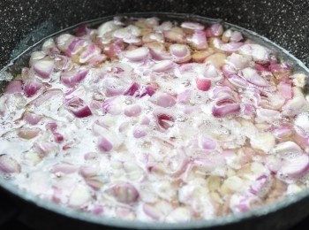 step5: 再將切片的紅蔥頭放入開始煸