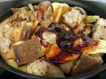 step6: 加入梅蓉，片糖1片(弄碎)，甜麵醬和老抽，攪勻，加入細半碗水