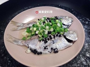 step4: 打開鍋蓋，放葱花，蓋鍋蓋燜30秒即可。