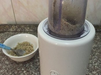 step2: 核桃仁倒入磨杯中，啟動電源，打半分鐘，拿下幹磨杯晃動幾下繼續打半分鐘。