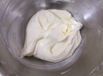 step4: 一直打發至牛油顔色變白，體積膨脹，看上去沒有明顯的細砂糖顆粒。