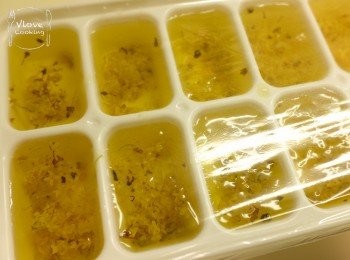 step4: 放涼後半凝固狀態時, 輕力拌勻防止桂花只沉在底部, 然後鋪上保鮮紙放入雪櫃雪至凝固