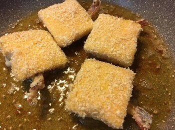 step7: 倒油落鍋燒熱, 反轉放入蝦多士, 炸至金黃便可 (油不需要太熱, 因蝦多士較快熟而燶)