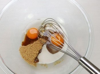 step8: 將蛋,紅糖,牛奶,海鹽用打蛋器攪拌均勻。