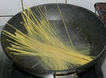 step1: 水煮滾，下義大利麵煮8-10分