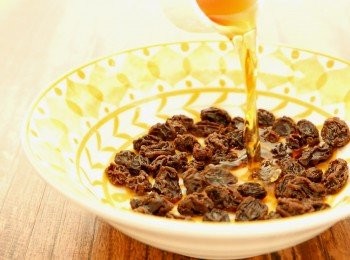 step1: 以杏仁酒浸泡提子乾備用。