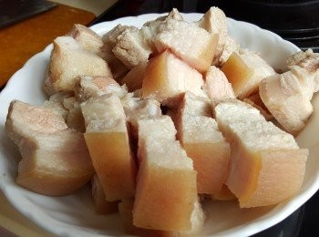 step2: 將腩肉切厚件，備用。
