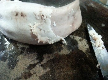 step2: 用刀刮去白色脷胎