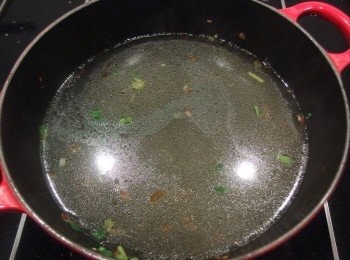 step11: 延用原鍋將高湯或水及香菇水都倒入鍋裡煮滾(將湯頭加一些鹽做調味)。