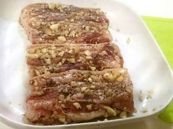 step2: 將粗鹽、胡椒粒、五香粉，抓抹在五花肉上，將大蒜切片，一起抹在五花肉上，醃2晚入味。