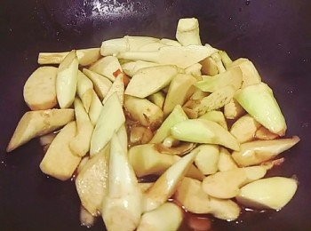 step2: 筊白筍去殼 切滾刀塊狀
放入已爆香的熱油拌炒均勻
再加入所有的調味料
