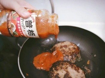 step9: 倒入Prego番茄羅勒大蒜醬與水，滾了之後蓋上鍋蓋以小火煨煮約10分鐘。