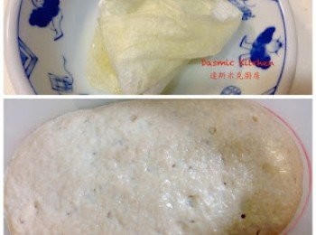 step10: 【煎煮前千萬不要攪拌麵糊！】 平底鍋先以中小火燒熱，將廚房紙巾沾些油，往鍋底均勻塗抹，